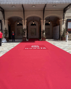 Decoración Día de la Ciudad de Murcia en el Teatro Romea: moqueta institucional, escudos en foam y ambientación interior y exterior.